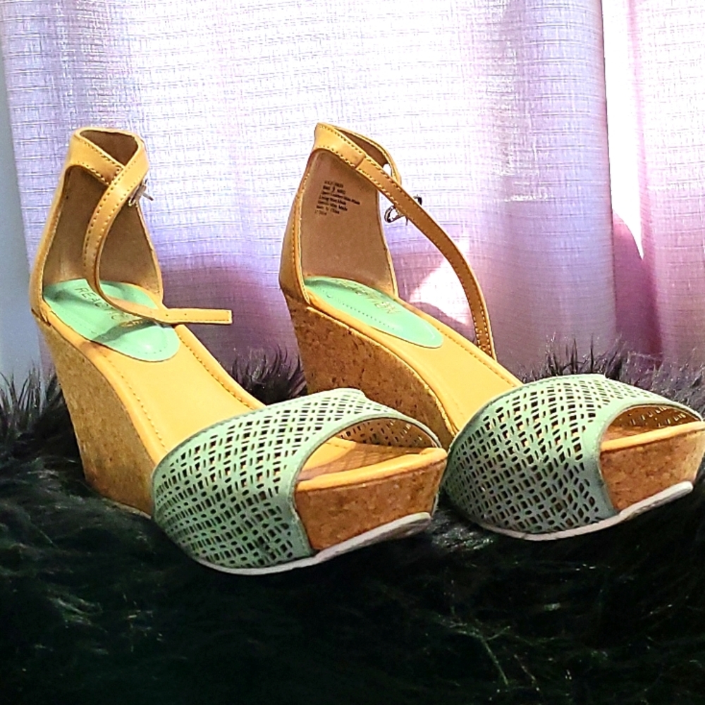 Kenneth Cole 2 tone Wedge Sandal Size 9